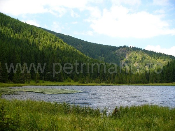 lacul iezerul latoritei